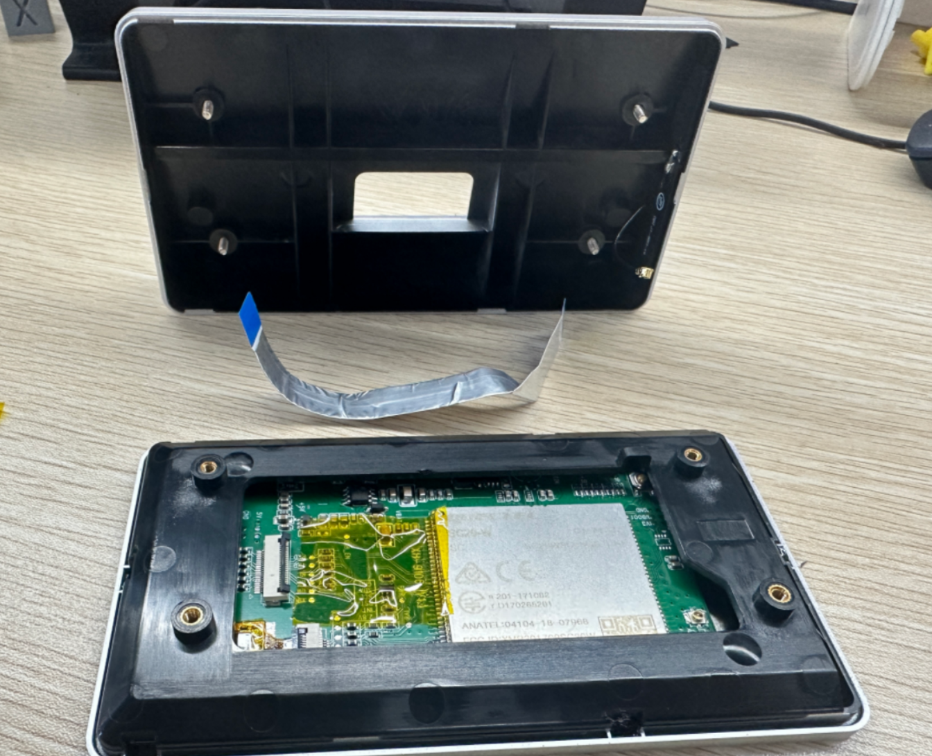 the_antenna_and_the_screen_ffc_cable_removed.png